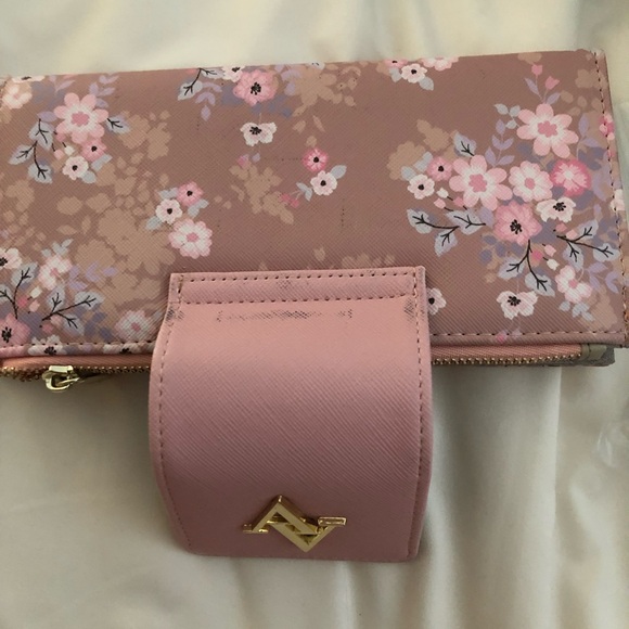 NWOT - Floral Wallet - Picture 5 of 5